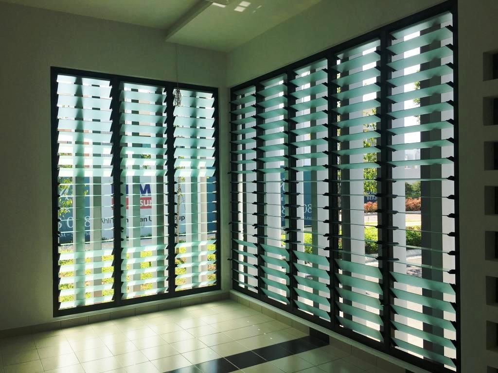 Multiple Breezway Louvre Windows help bring in the breeze and the views